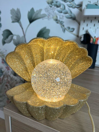 Lampe coquillage à paillettes dorées