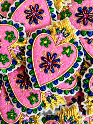 Broche Sacré-Cœur brodée à la main – Caladia