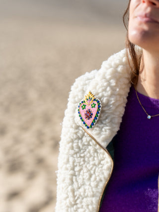Broche Sacré-Cœur brodée à la main – Caladia