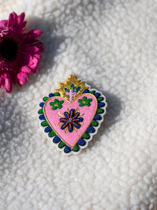 Broche Sacré-Cœur brodée à la main – Caladia