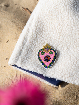 Broche Sacré-Cœur brodée à la main – Caladia