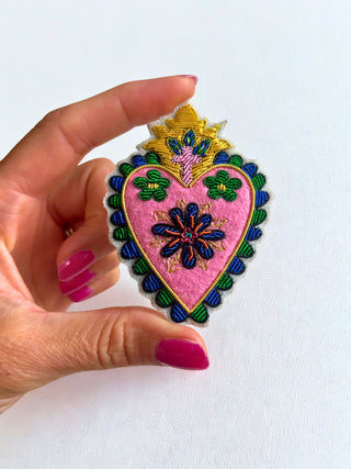 Broche Sacré-Cœur brodée à la main – Caladia