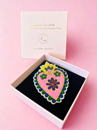 Broche Sacré-Cœur brodée à la main – Caladia