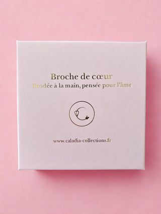 Broche Sacré-Cœur brodée à la main – Caladia