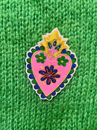 Broche Sacré-Cœur brodée à la main – Caladia