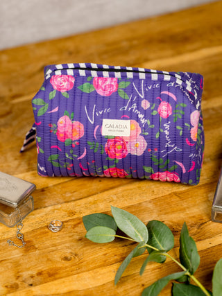 Trousse de toilette Vivre d’amour violette matelassée – Caladia